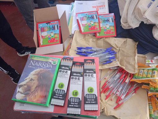 Envoi de matériels scolaires et aides humanitaires