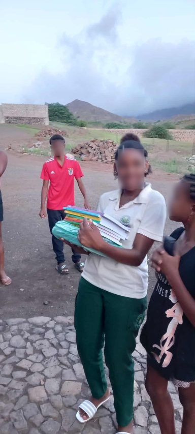 Envoi de matériels scolaires et aides humanitaires